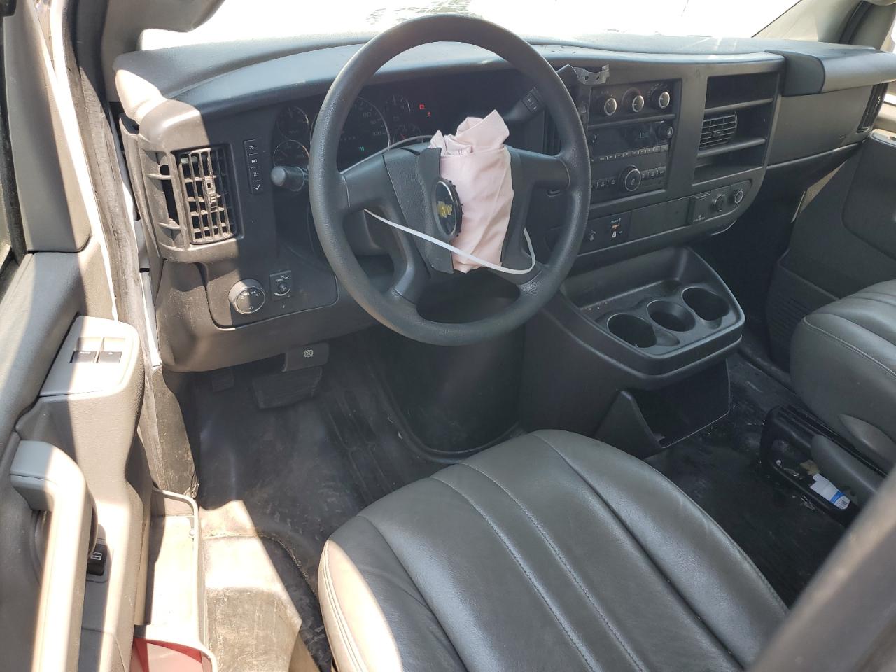 2017 CHEV Express 2500 VIN 1GCWGAFF8H1320471 photo 8