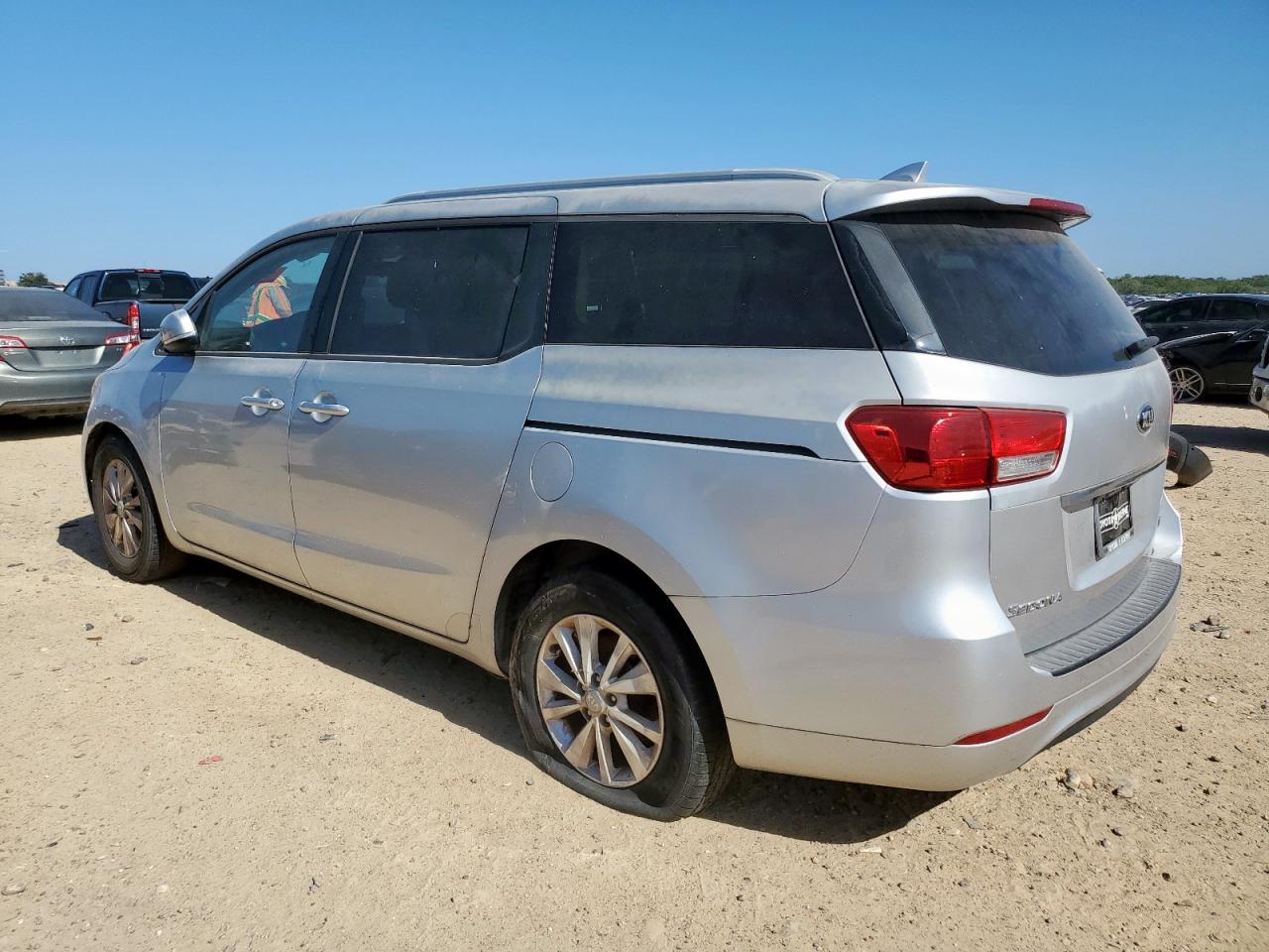 2015 Kia SEDONA VIN KNDMB5C19F6058692 photo 2