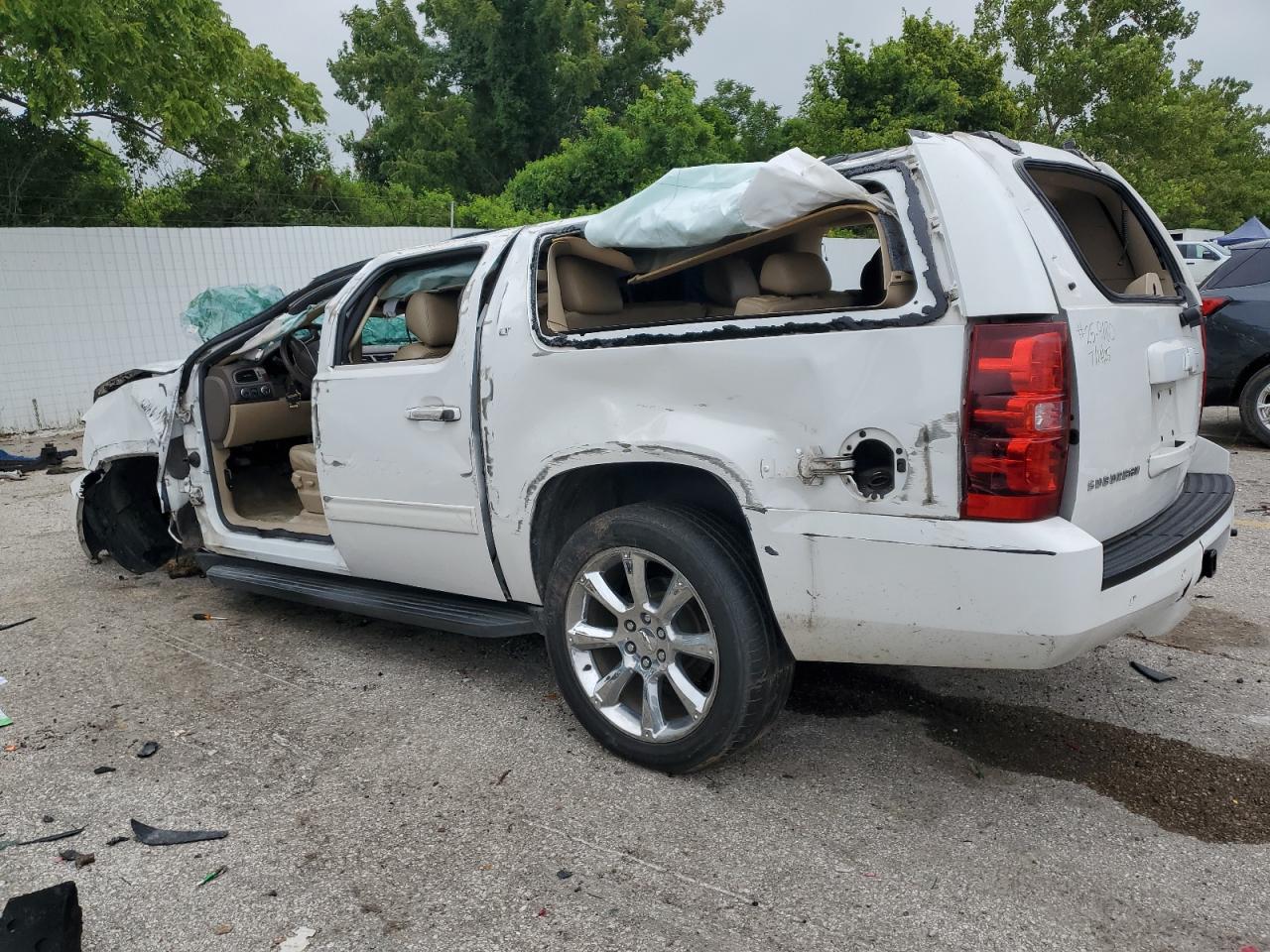 2013 Chevrolet Suburban VIN 1GNSKJE73DR106806 photo 2