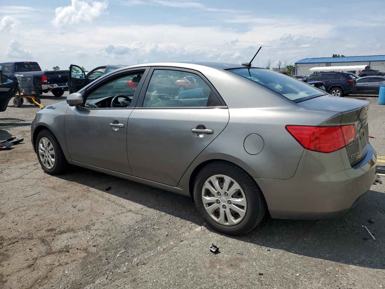 2011 Kia Forte VIN KNAFU4A28B5393075 photo 2