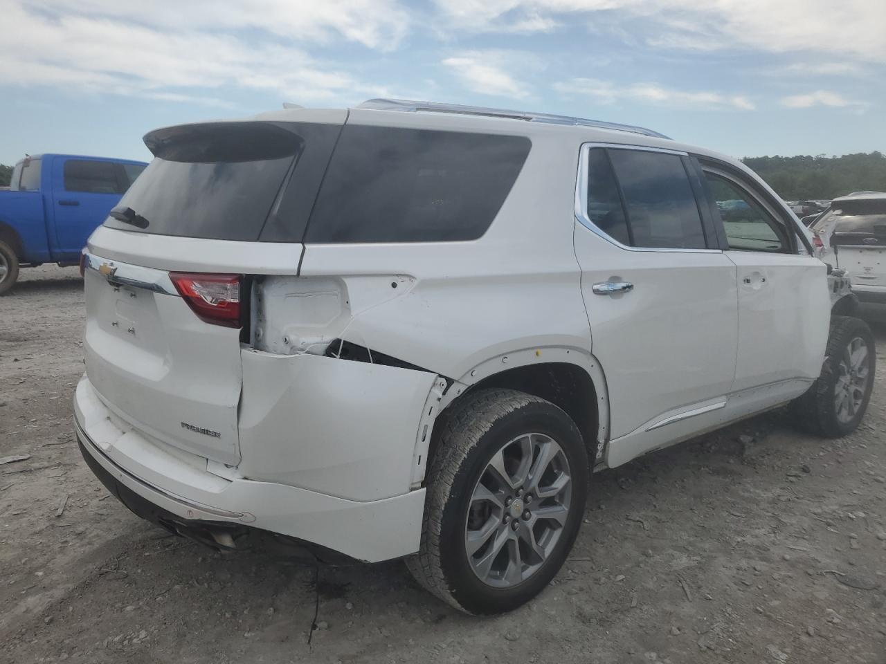 2019 Chev Traverse VIN 1GNERKKW1KJ166573 photo 3