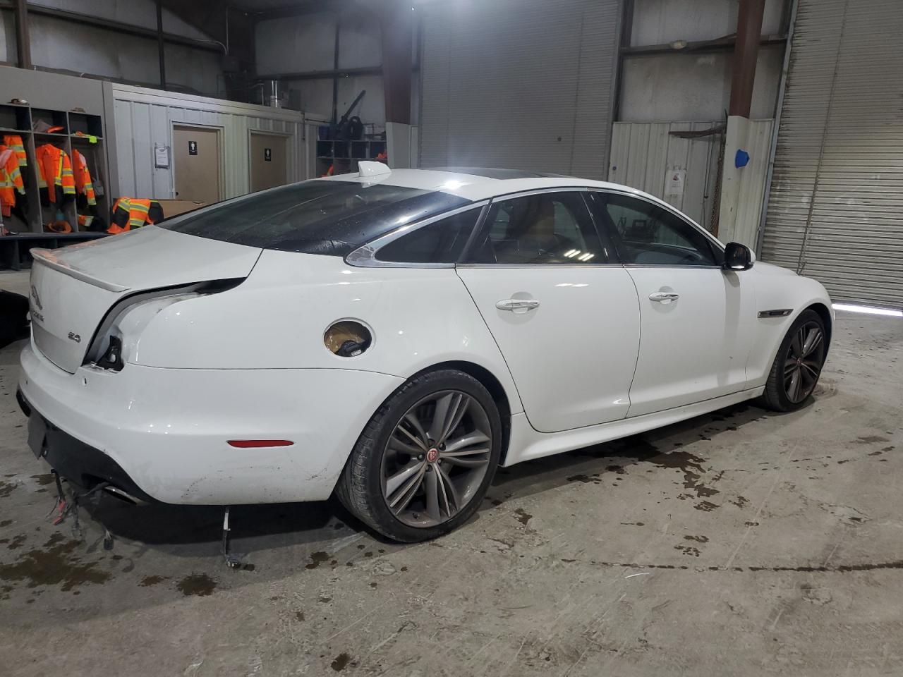 2016 Jaguar Xj VIN SAJWA1CE5GMV98062 photo 3