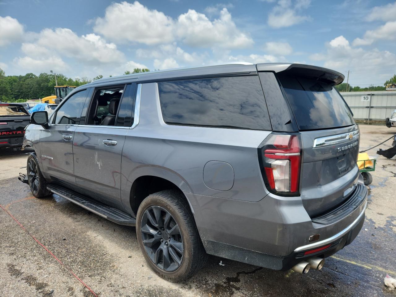 2021 Suburban VIN 1GNSCFKD2MR312087 photo 2