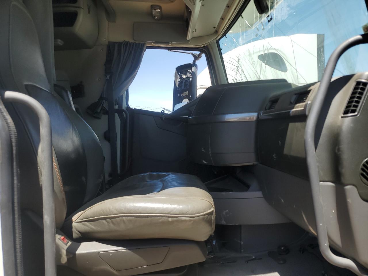 2025 Volvo Vn VIN 4V4NC9EH8SN668168 photo 5