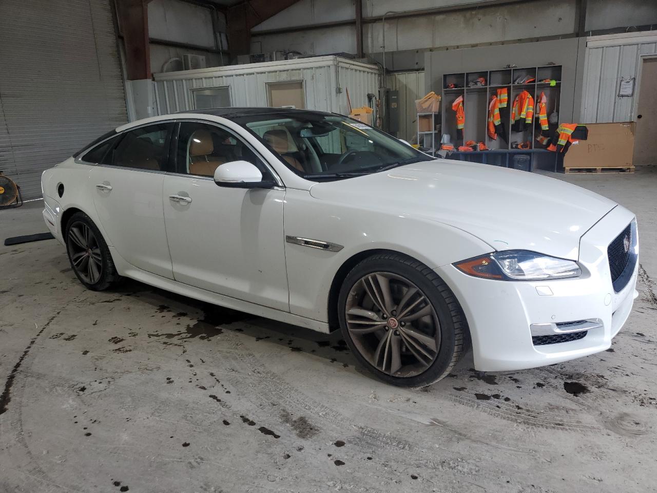 2016 Jaguar Xj VIN SAJWA1CE5GMV98062 photo 4