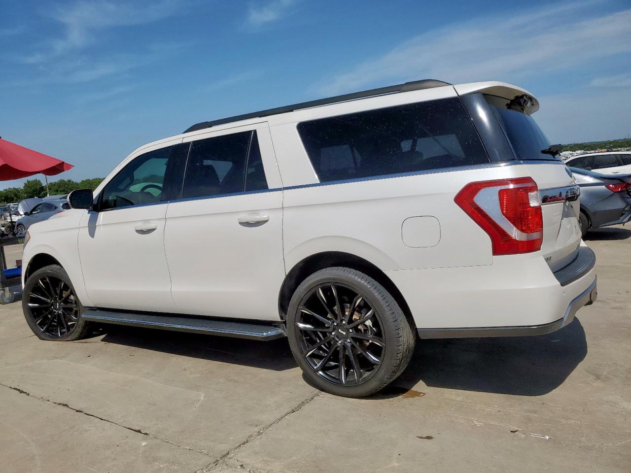 2019 Ford Expedition VIN 1FMJK1HT3KEA37774 photo 2