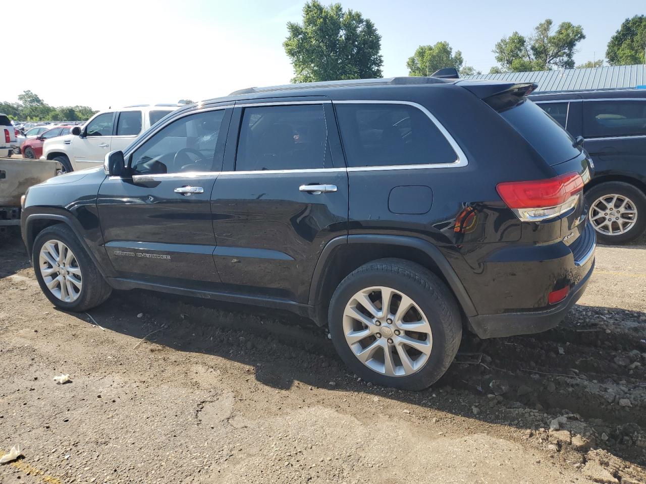 2017 Jeep Grand cher VIN 1C4RJFBGXHC912341 photo 2