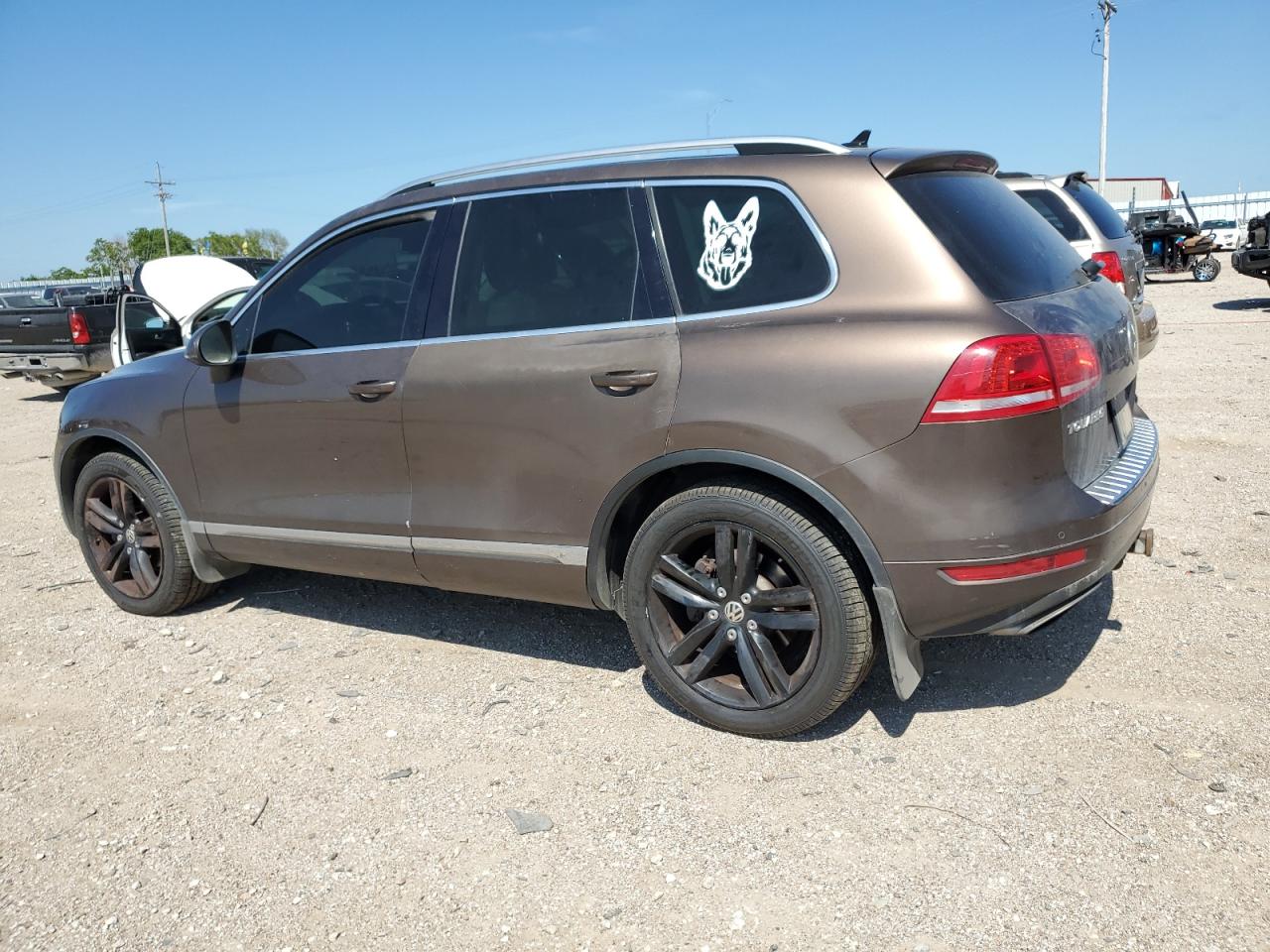 2014 Volkswagen Touareg VIN WVGEF9BP2ED011452 photo 2