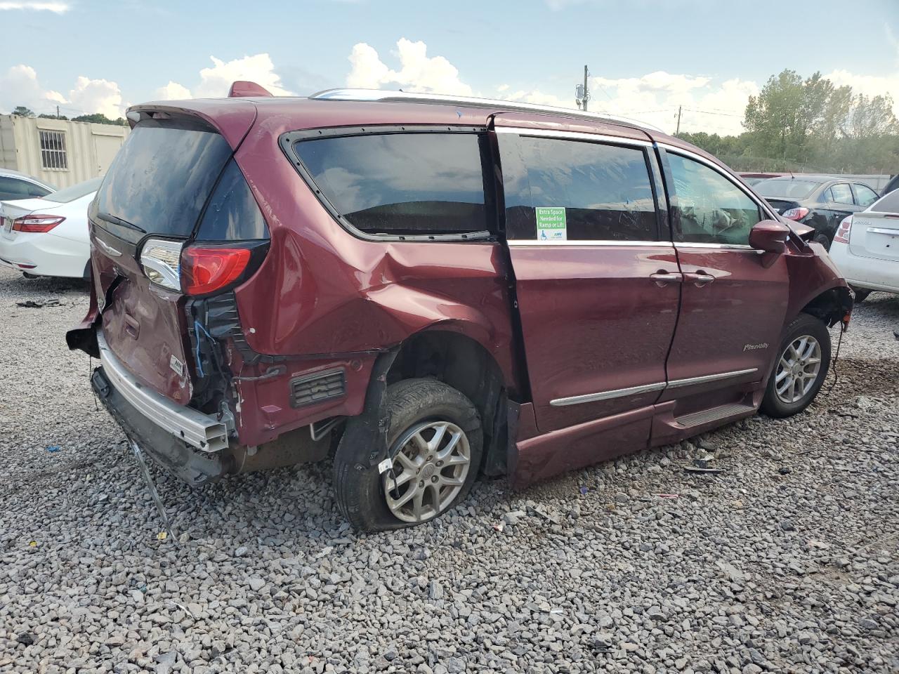2020 Chrysler Pacifica VIN 2C4RC1BG9LR192365 photo 3