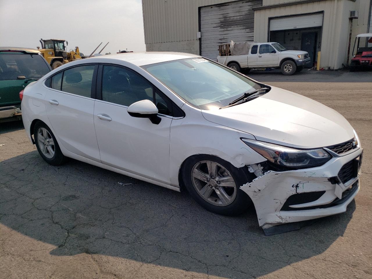 2018 Chevrolet Cruze VIN 1G1BE5SM1J7202273 photo 4