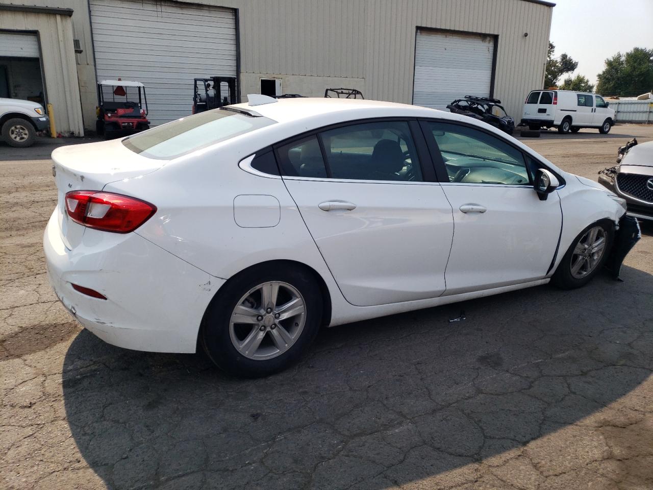 2018 Chevrolet Cruze VIN 1G1BE5SM1J7202273 photo 3