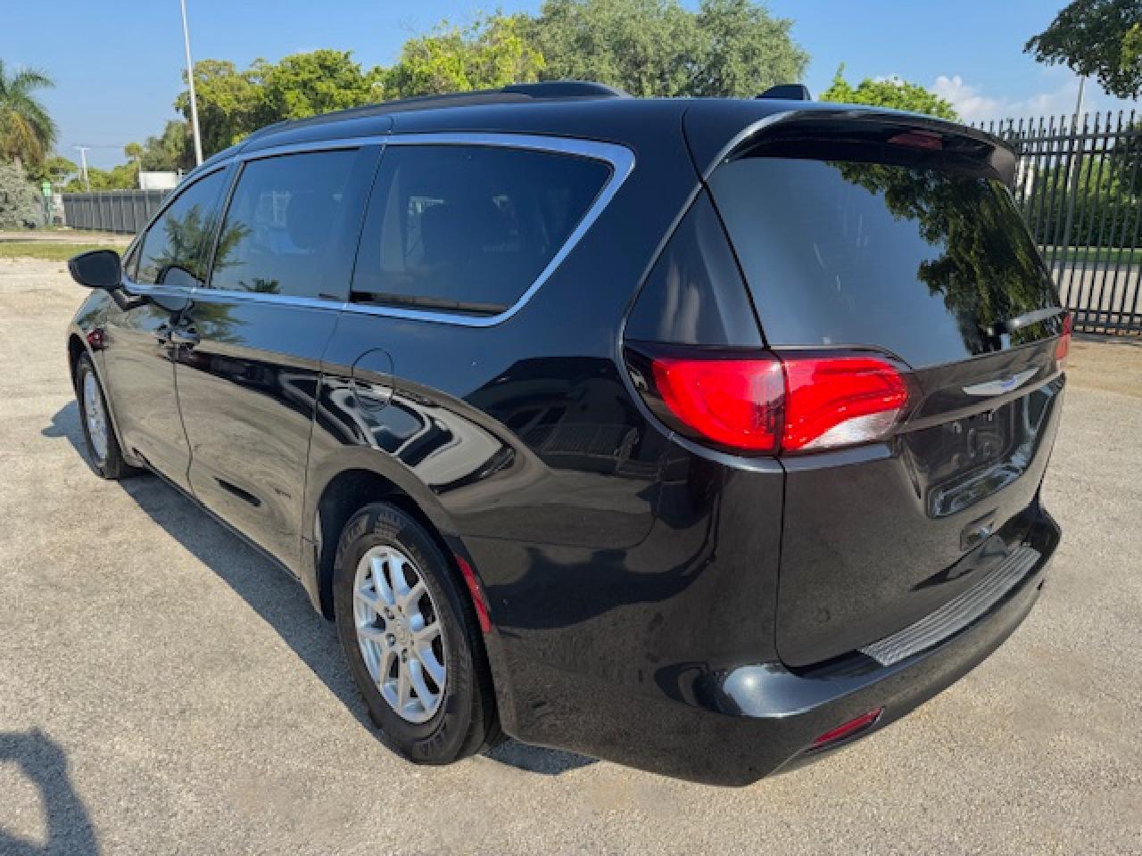 2020 Chrysler Minivan VIN 2C4RC1DG7LR163251 photo 2