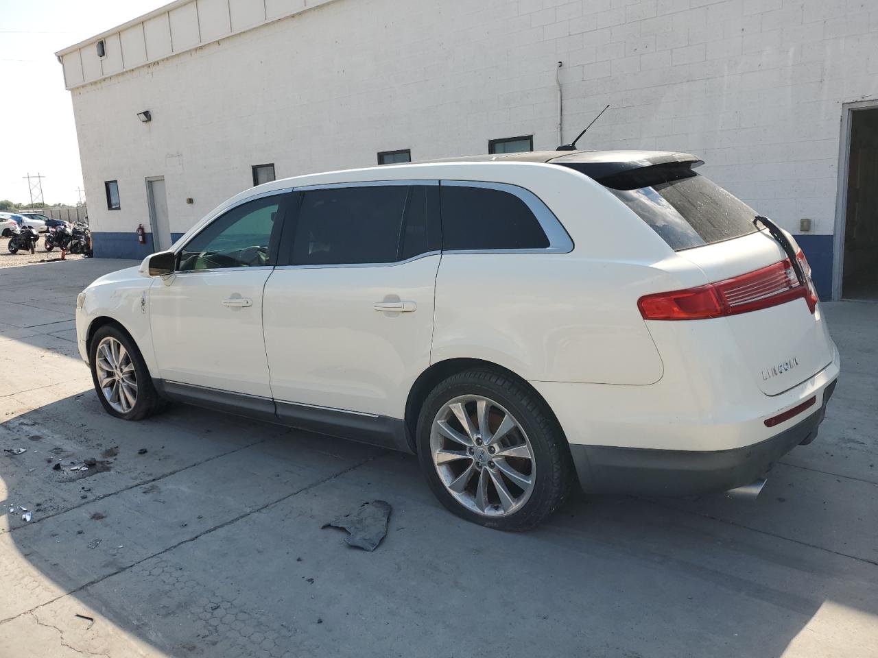 2012 Lincoln Mkt VIN 2LMHJ5AT9CBL53684 photo 2