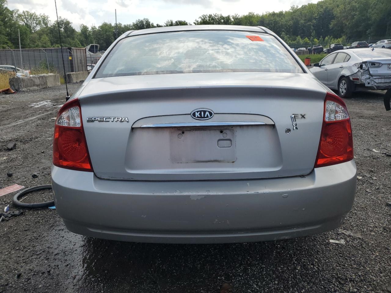 2005 Kia Spectra VIN KNAFE121255201820 photo 6