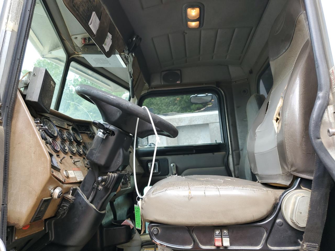2005 PETERBILT All models VIN 2NPLLZ9X45M871429 photo 4