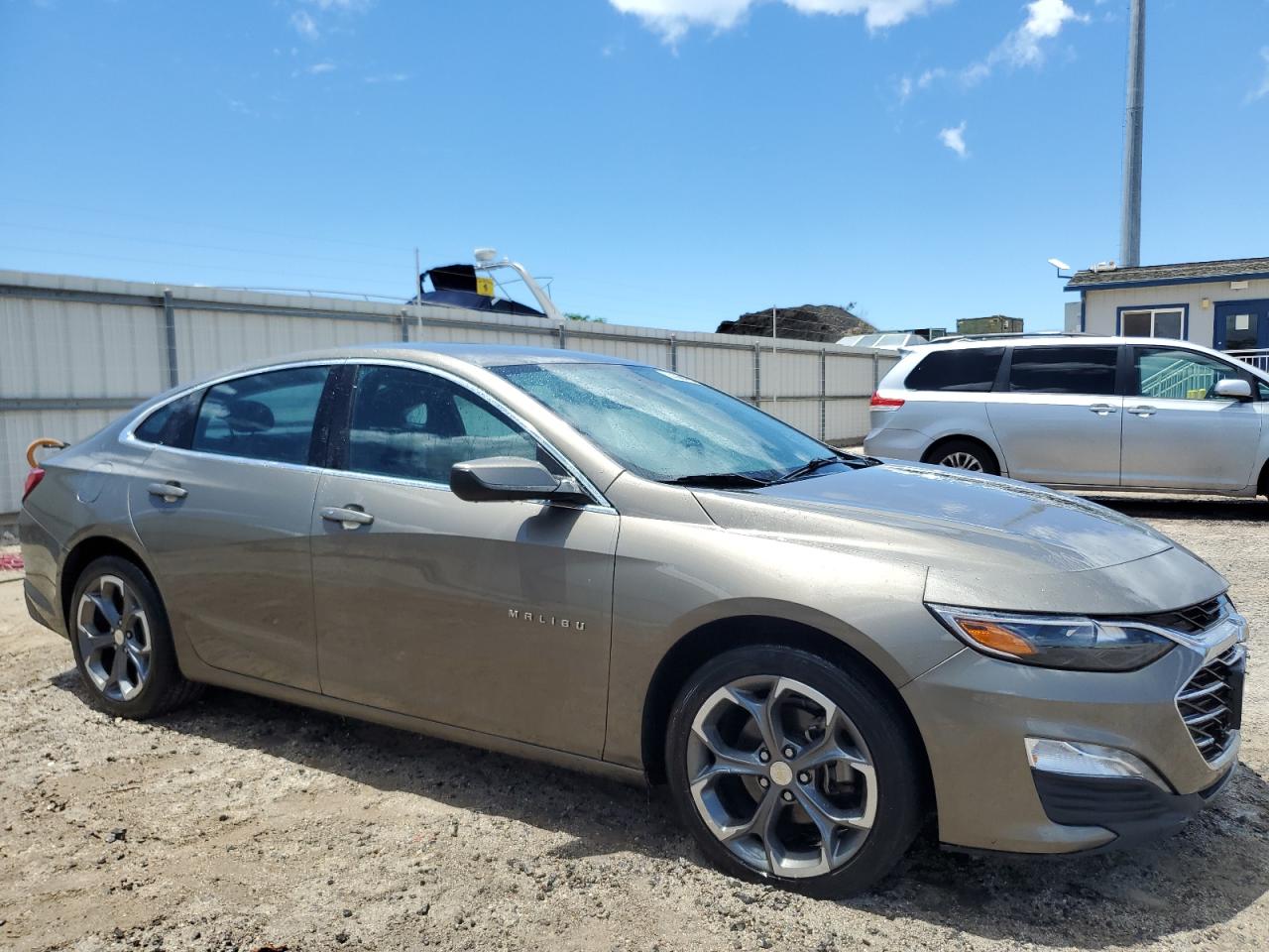 2020 Chevrolet Malibu VIN 1G1ZD5ST9LF109955 photo 4