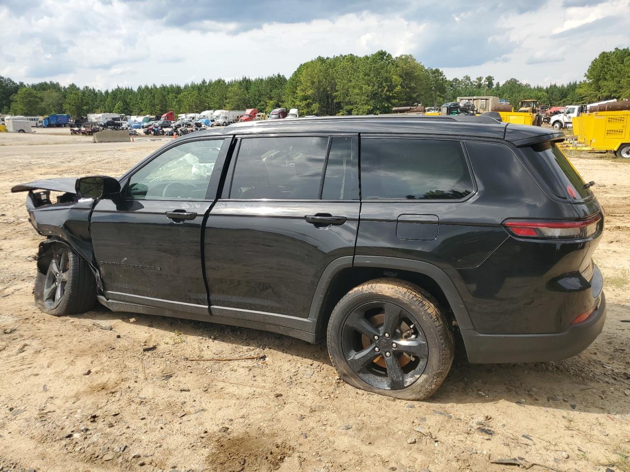 2024 Jeep Grand cher VIN 1C4RJJBG6R8580261 photo 2