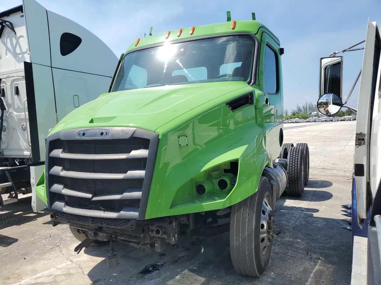 2021 FREIGHTLINER All other VIN 1FUJHTDV8MLMM8326 photo 2