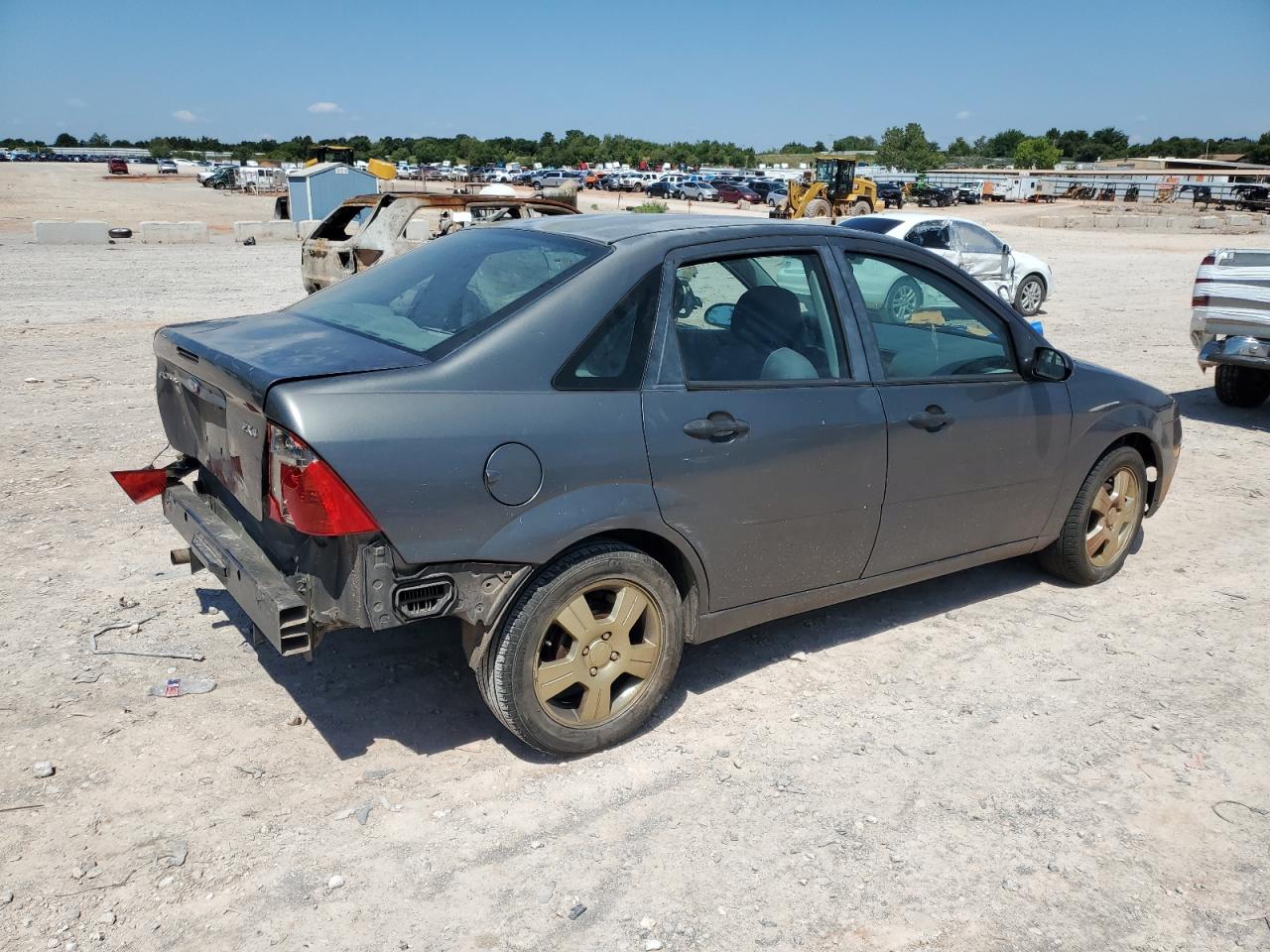 2005 Ford Focus VIN 1FAFP34N35W112850 photo 3