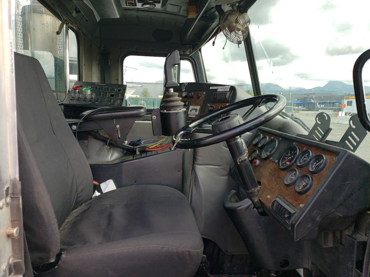 2002 PETERBILT All models VIN 1NPZLD9X02D713751 photo 5