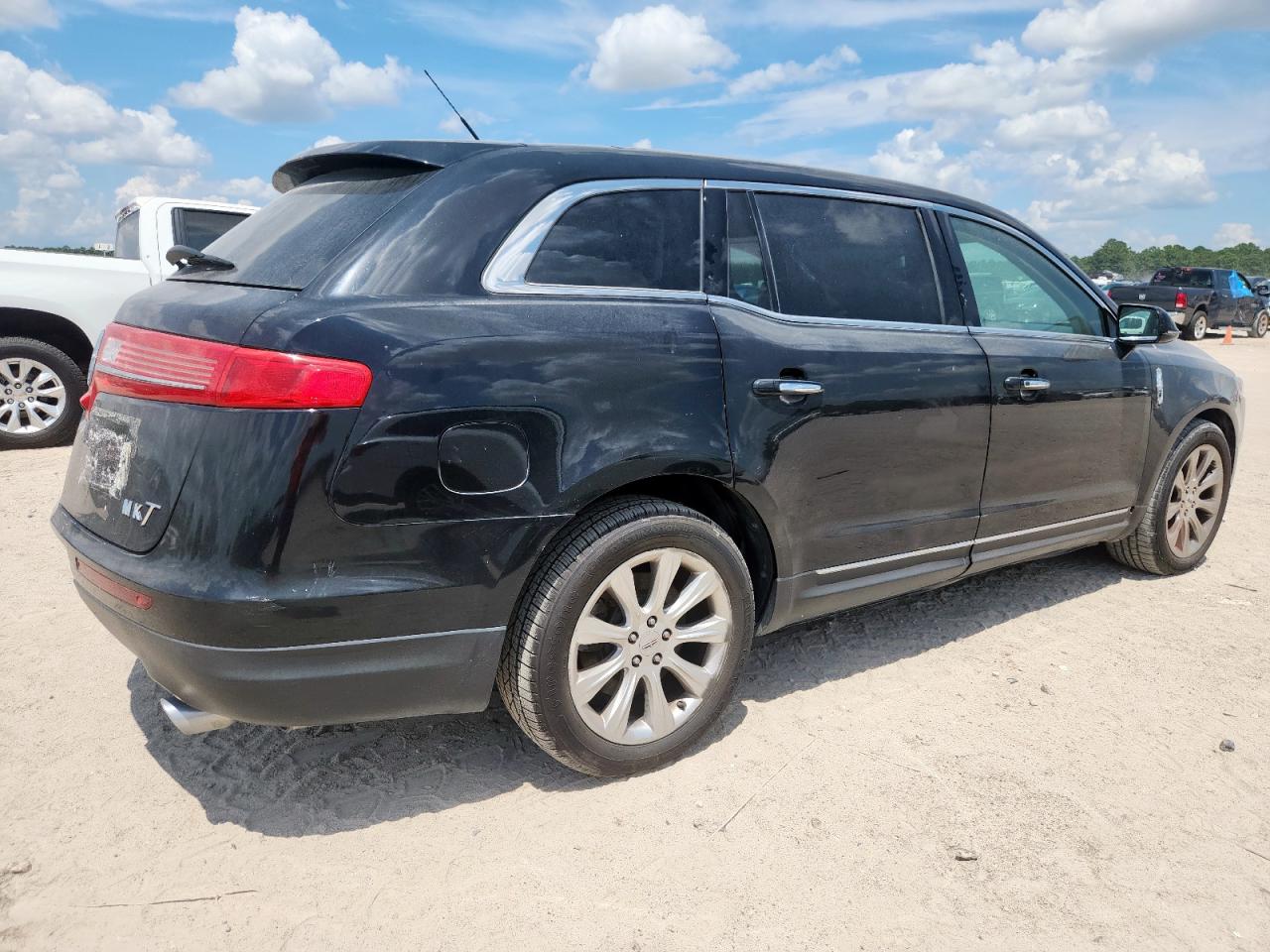 2019 Lincoln Mkt VIN 2LMHJ5AT7KBL01419 photo 3