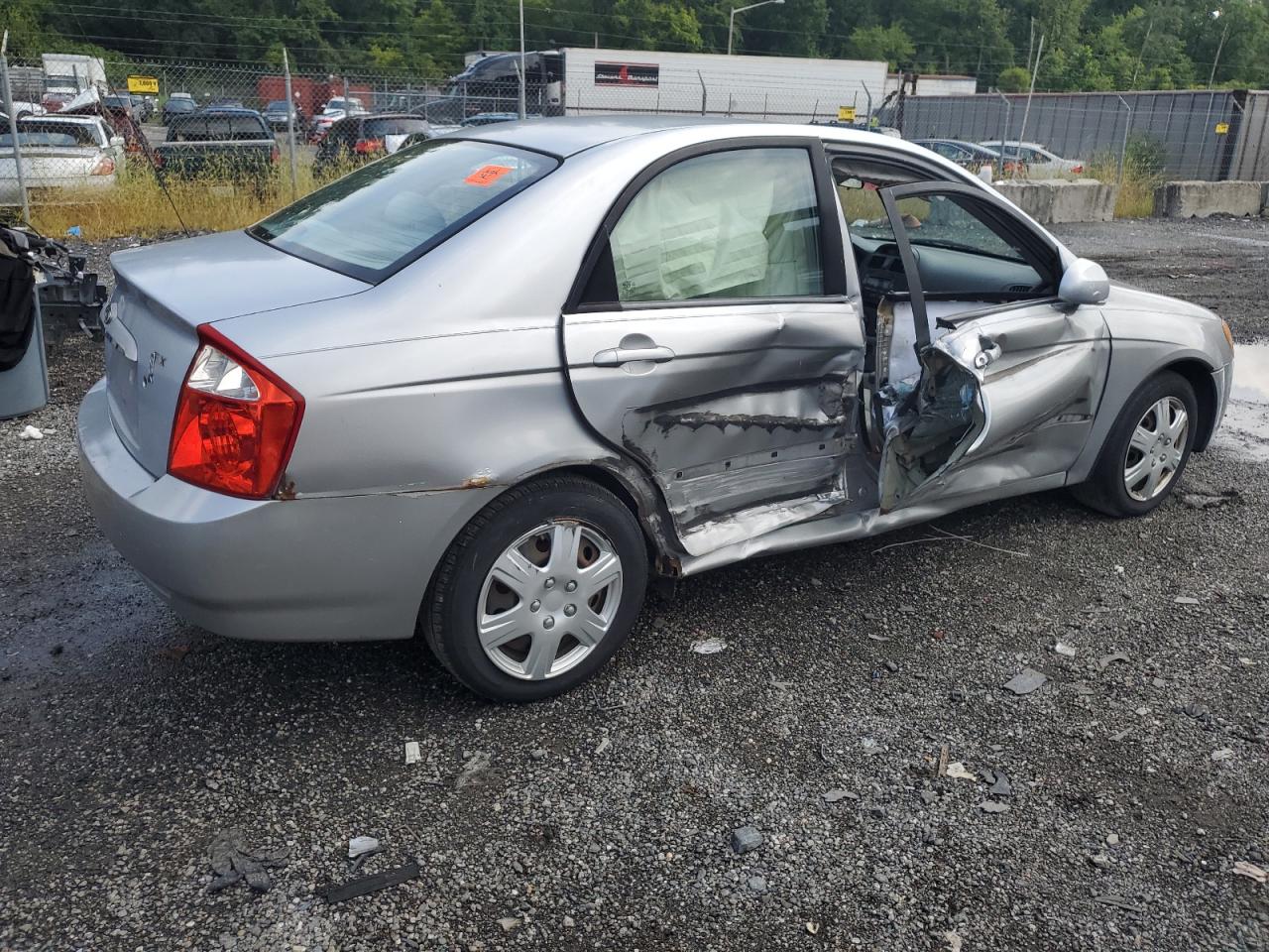 2005 Kia Spectra VIN KNAFE121255201820 photo 3