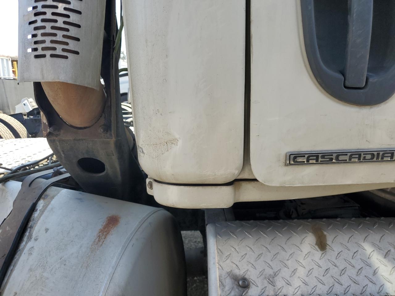 2012 FREIGHTLINER Cascadia 1 VIN 1FUBGDDV4CLBF0494 photo 6