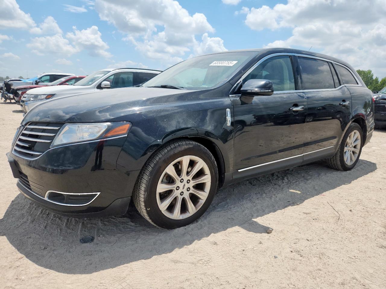 2019 Lincoln Mkt VIN 2LMHJ5AT7KBL01419 photo 1