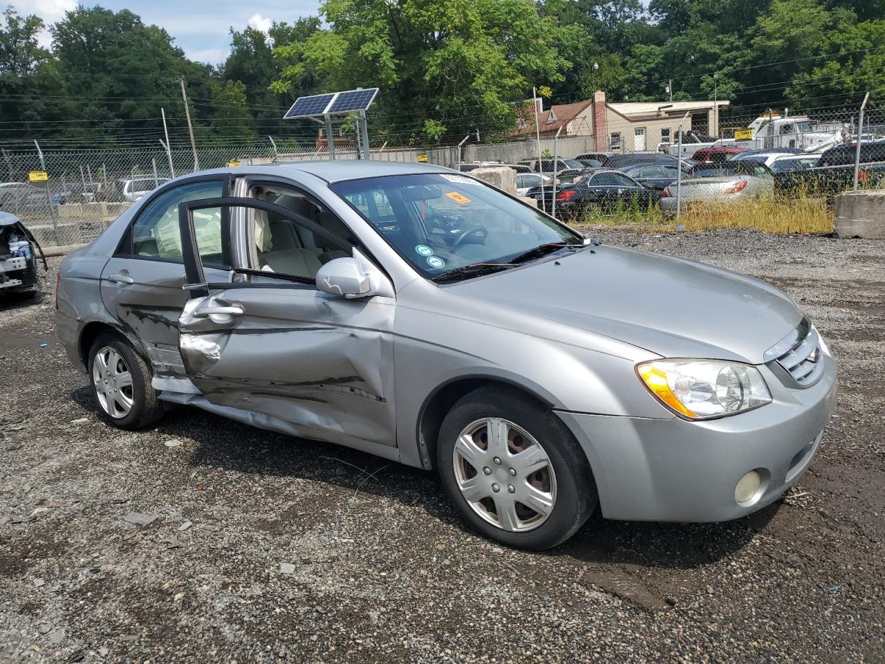 2005 Kia Spectra VIN KNAFE121255201820 photo 4