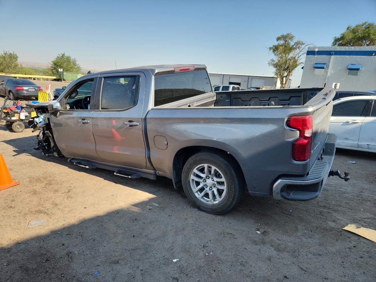 2020 Chev Silverado VIN 3GCUYDED4LG331550 photo 2