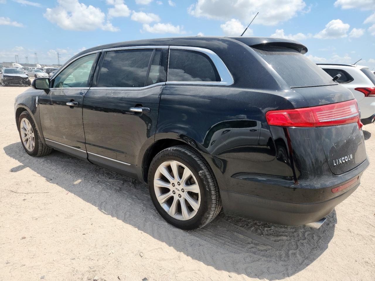 2019 Lincoln Mkt VIN 2LMHJ5AT7KBL01419 photo 2