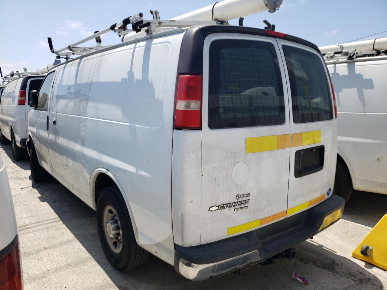 2014 Chev Express VIN 1GCWGFCB5E1133683 photo 2