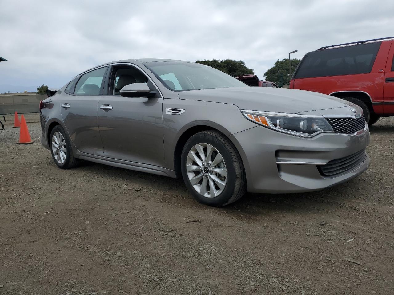2016 KIA Optima VIN 5XXGU4L32GG088462 photo 4