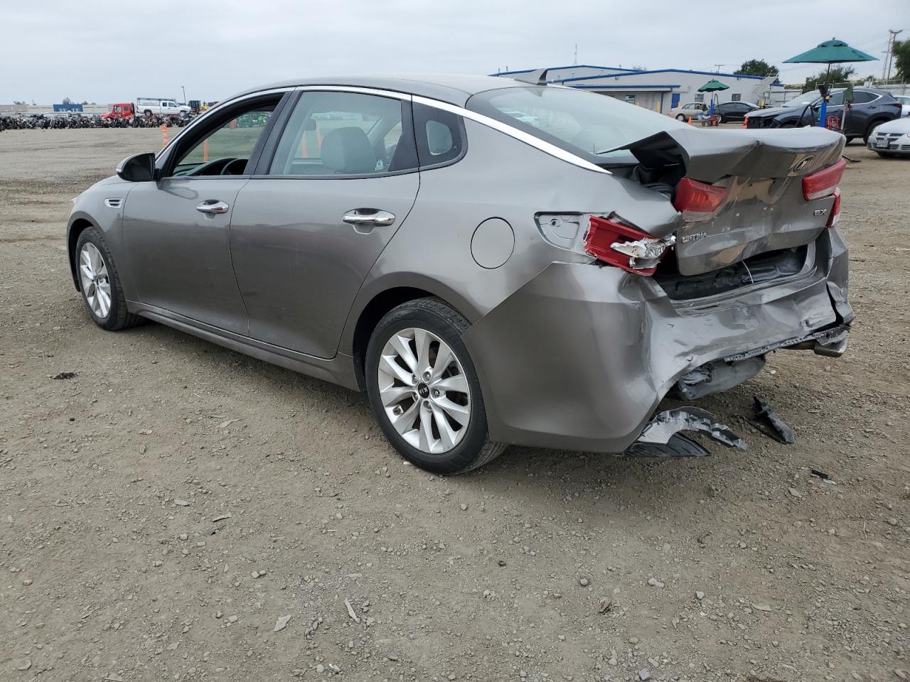 2016 KIA Optima VIN 5XXGU4L32GG088462 photo 2