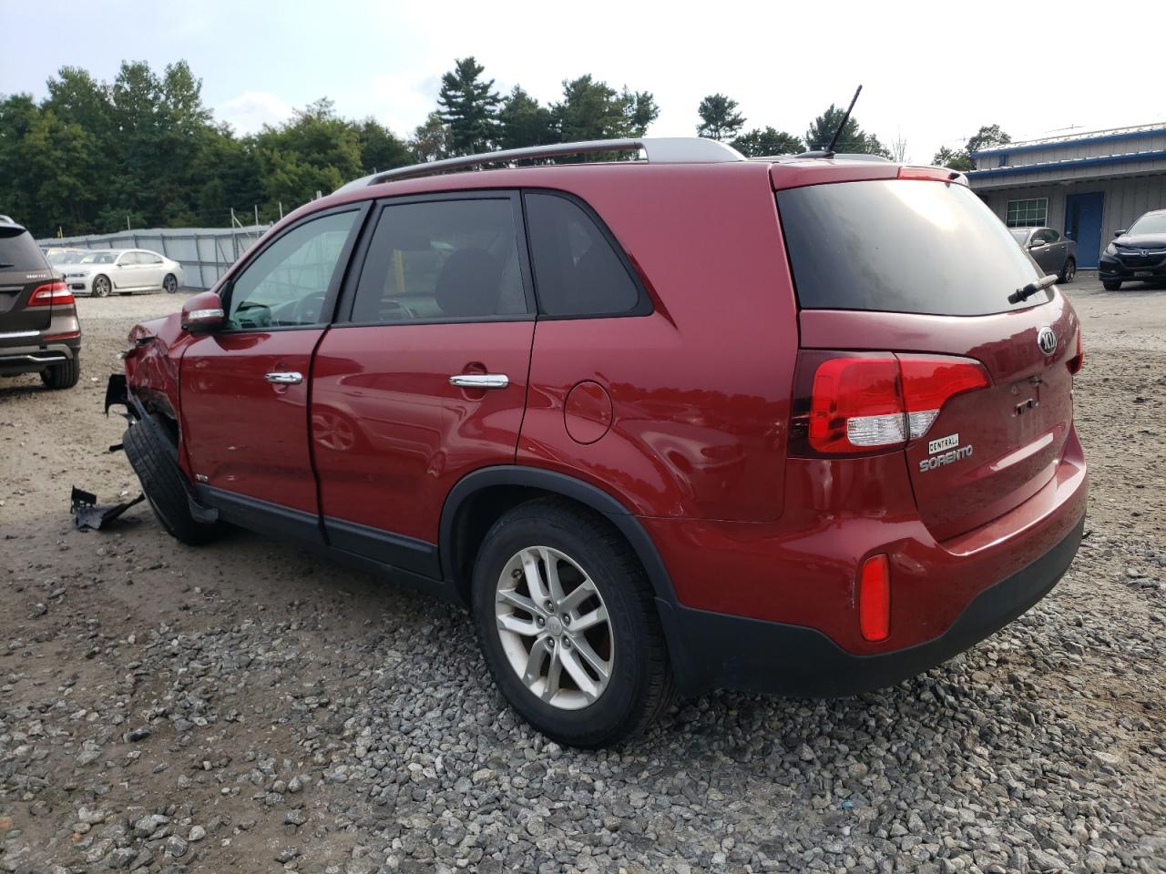 2015 KIA Sorento VIN 5XYKTCA67FG639466 photo 2
