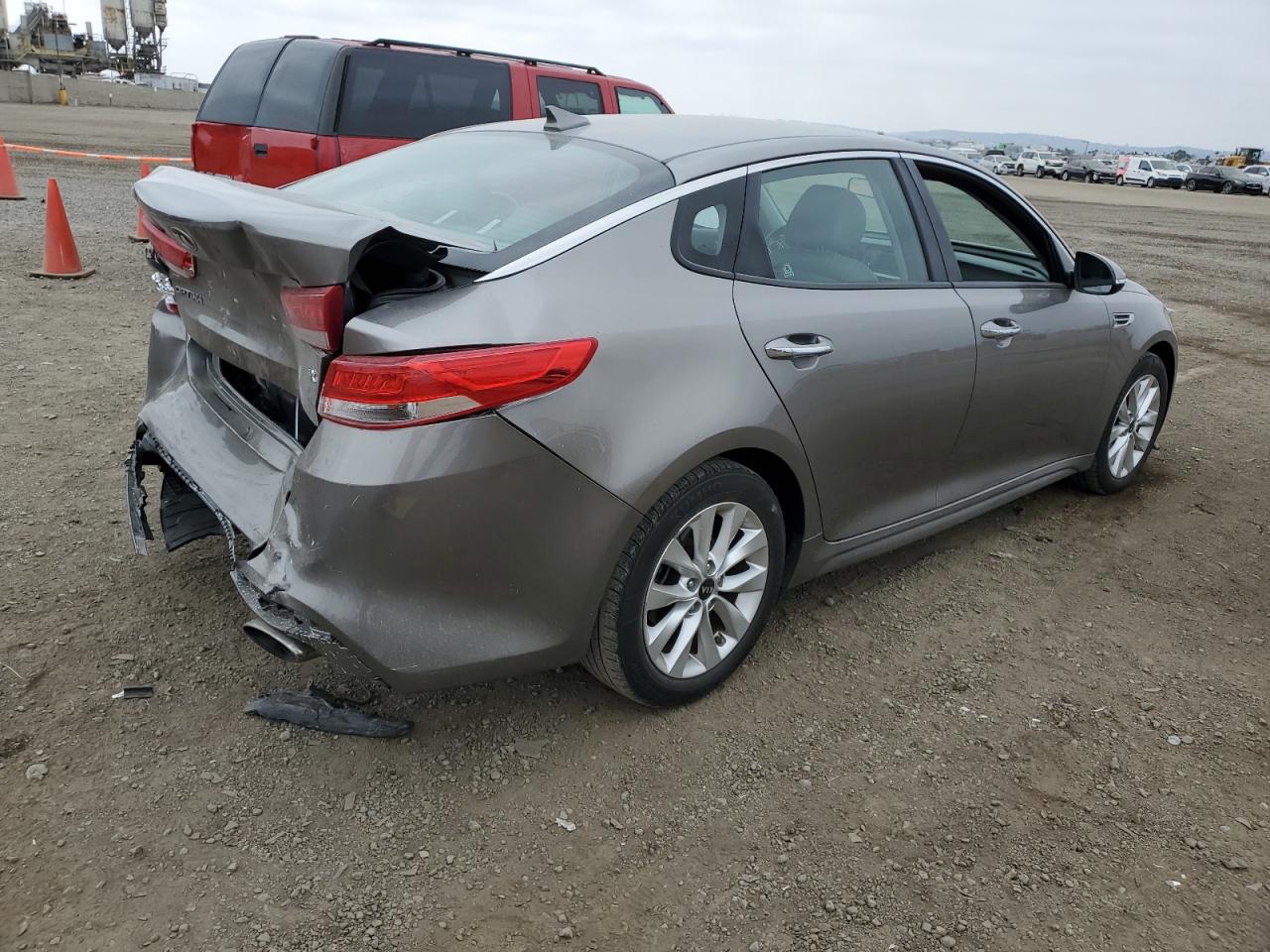 2016 KIA Optima VIN 5XXGU4L32GG088462 photo 3