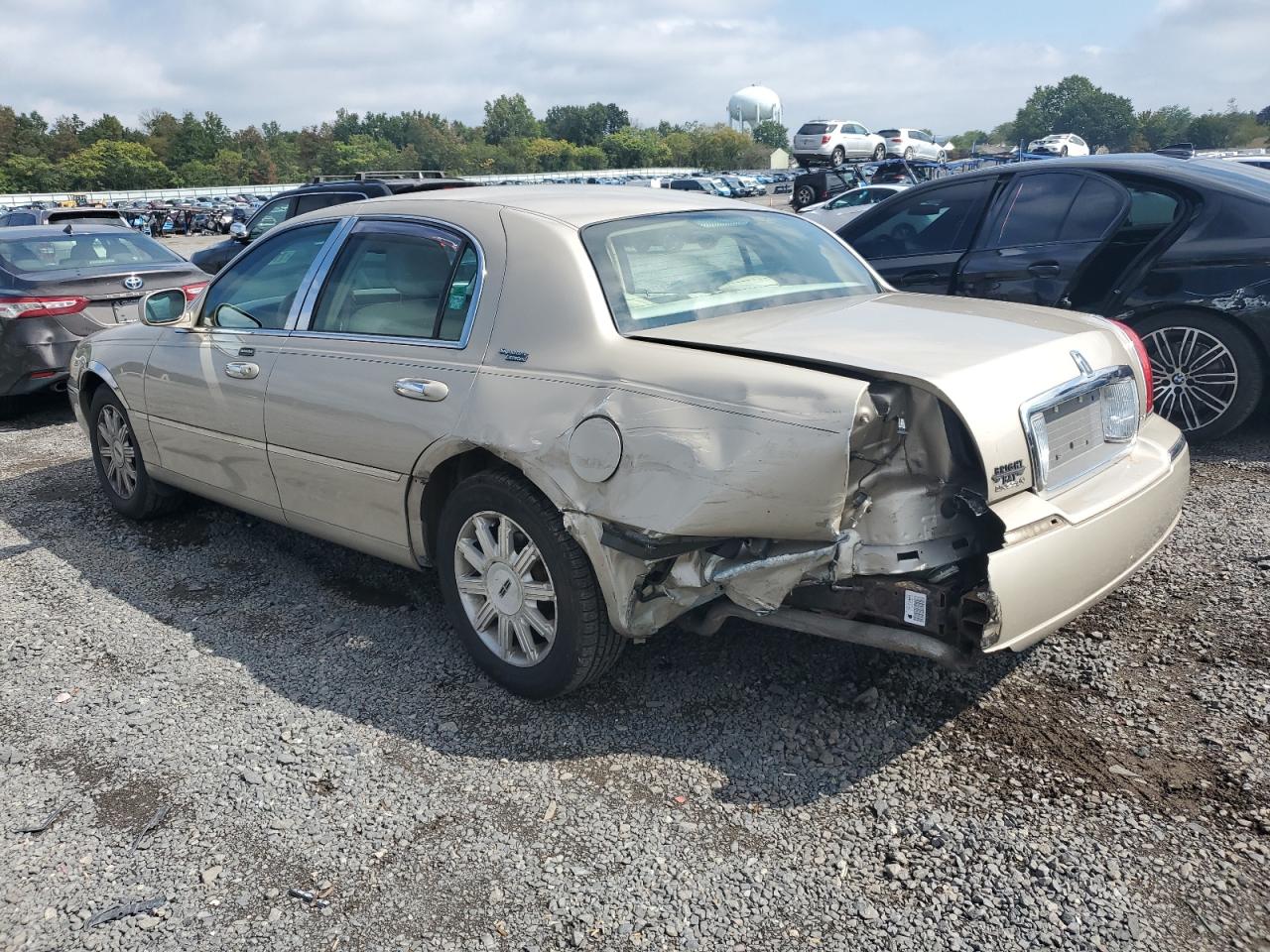 2008 Lincoln Towncar VIN 2LNHM82V38X648732 photo 2