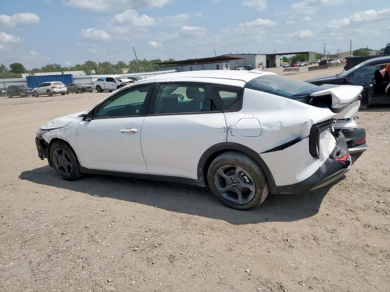2025 Kia All other VIN 3KPFT4DE6SE058574 photo 2