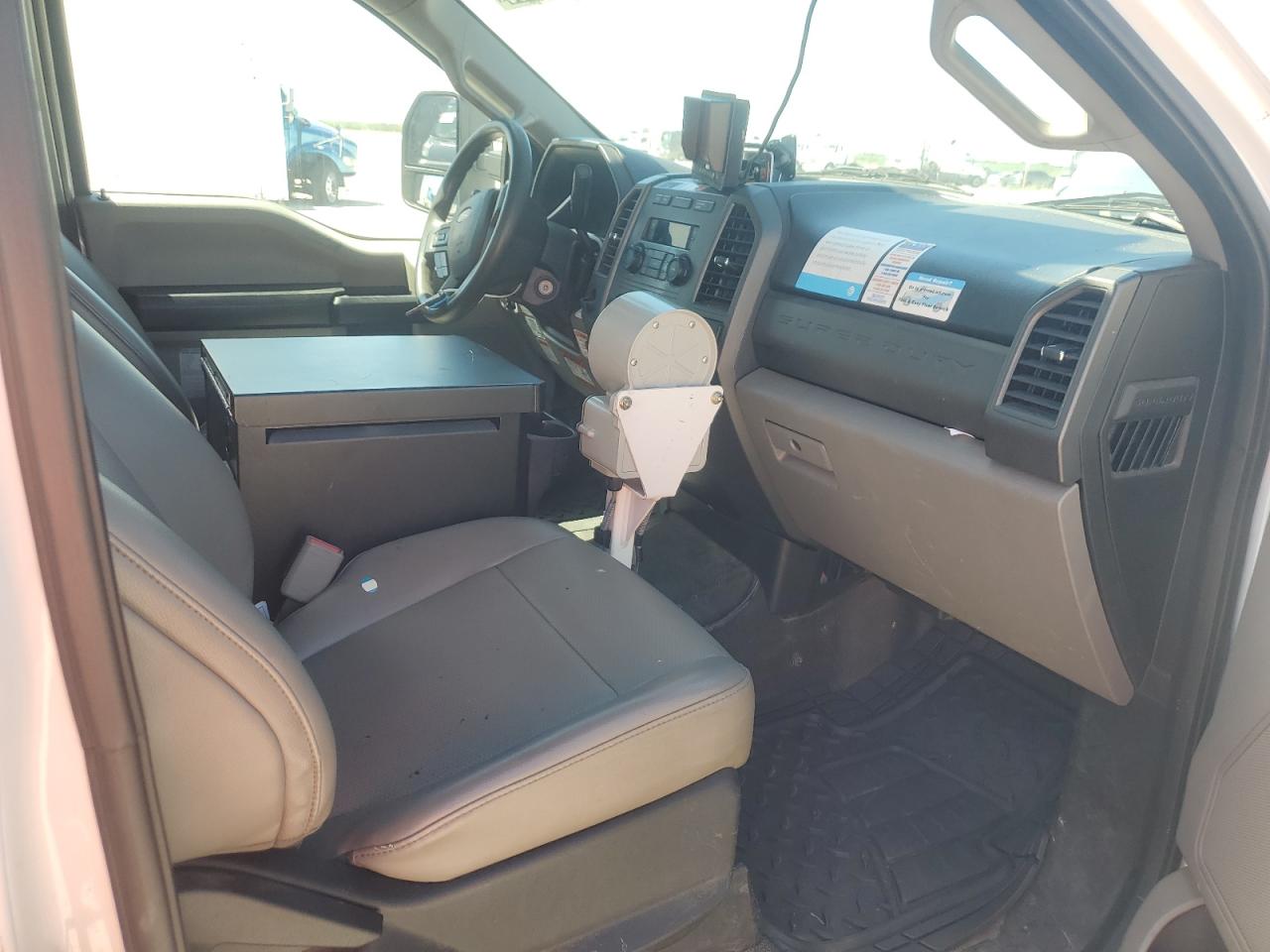 2017 Ford F550 VIN 1FDUF5GT4HEB94166 photo 5