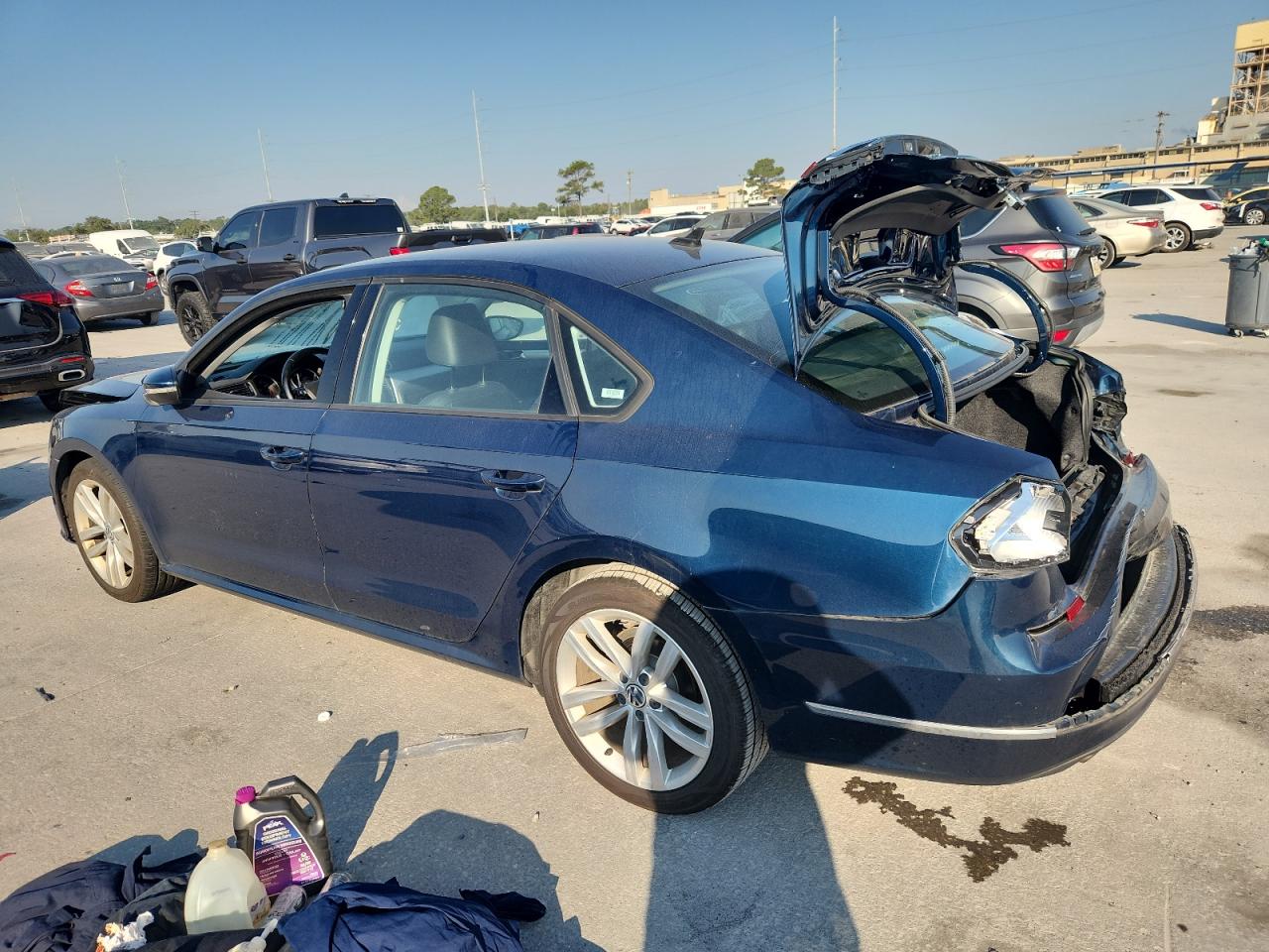 2019 Volkswagen Passat VIN 1VWLA7A33KC013447 photo 2