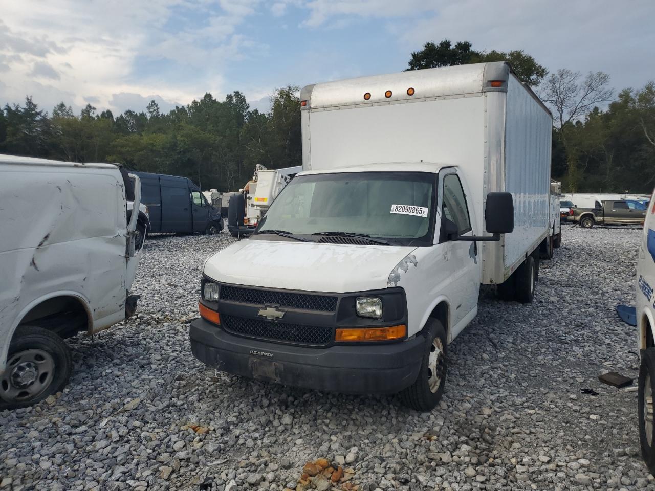2006 CHEVROLET Express VIN 1GBJG312961164033 photo 2