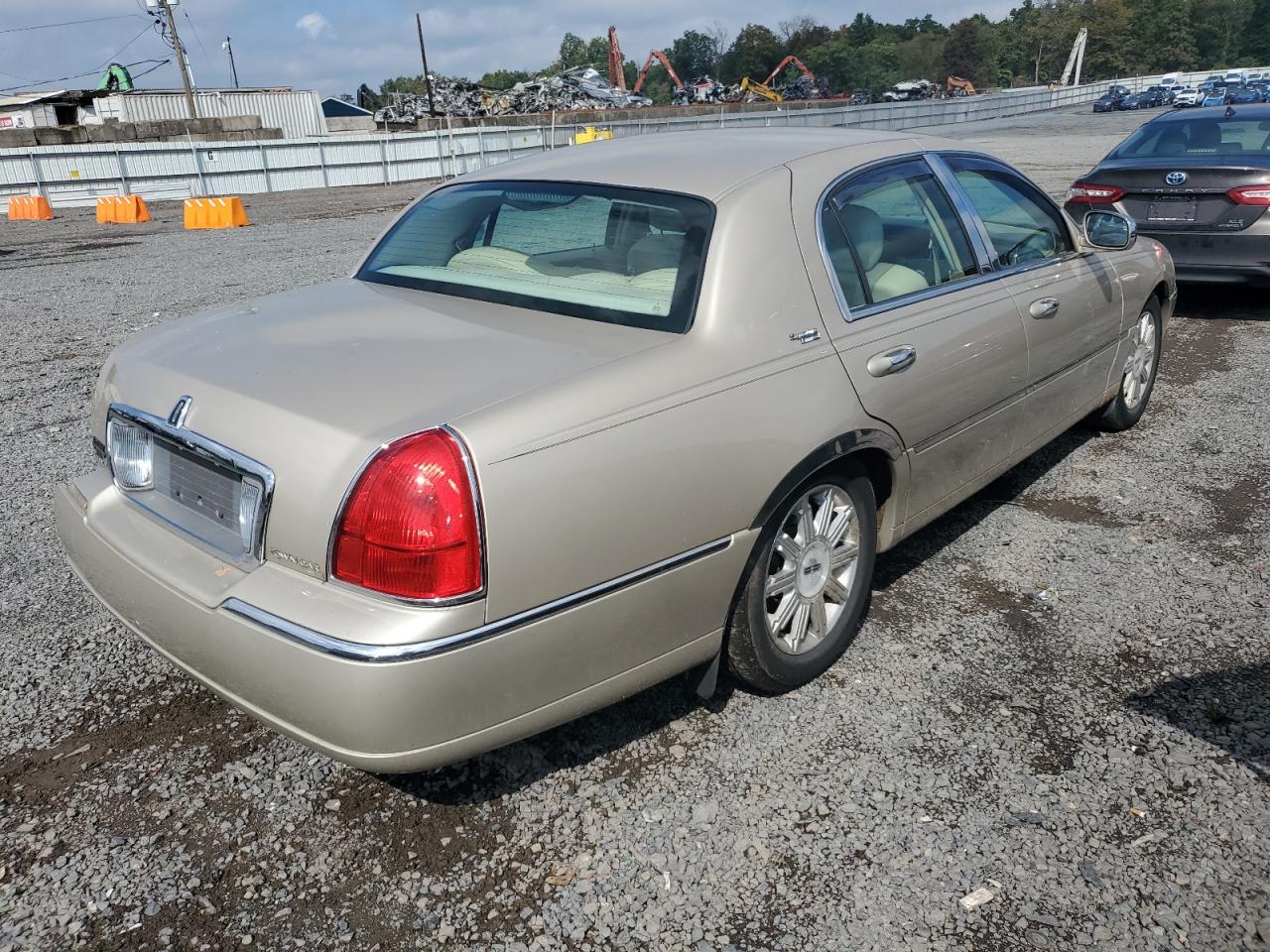 2008 Lincoln Towncar VIN 2LNHM82V38X648732 photo 3