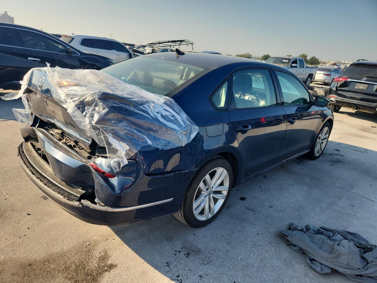 2019 Volkswagen Passat VIN 1VWLA7A33KC013447 photo 3