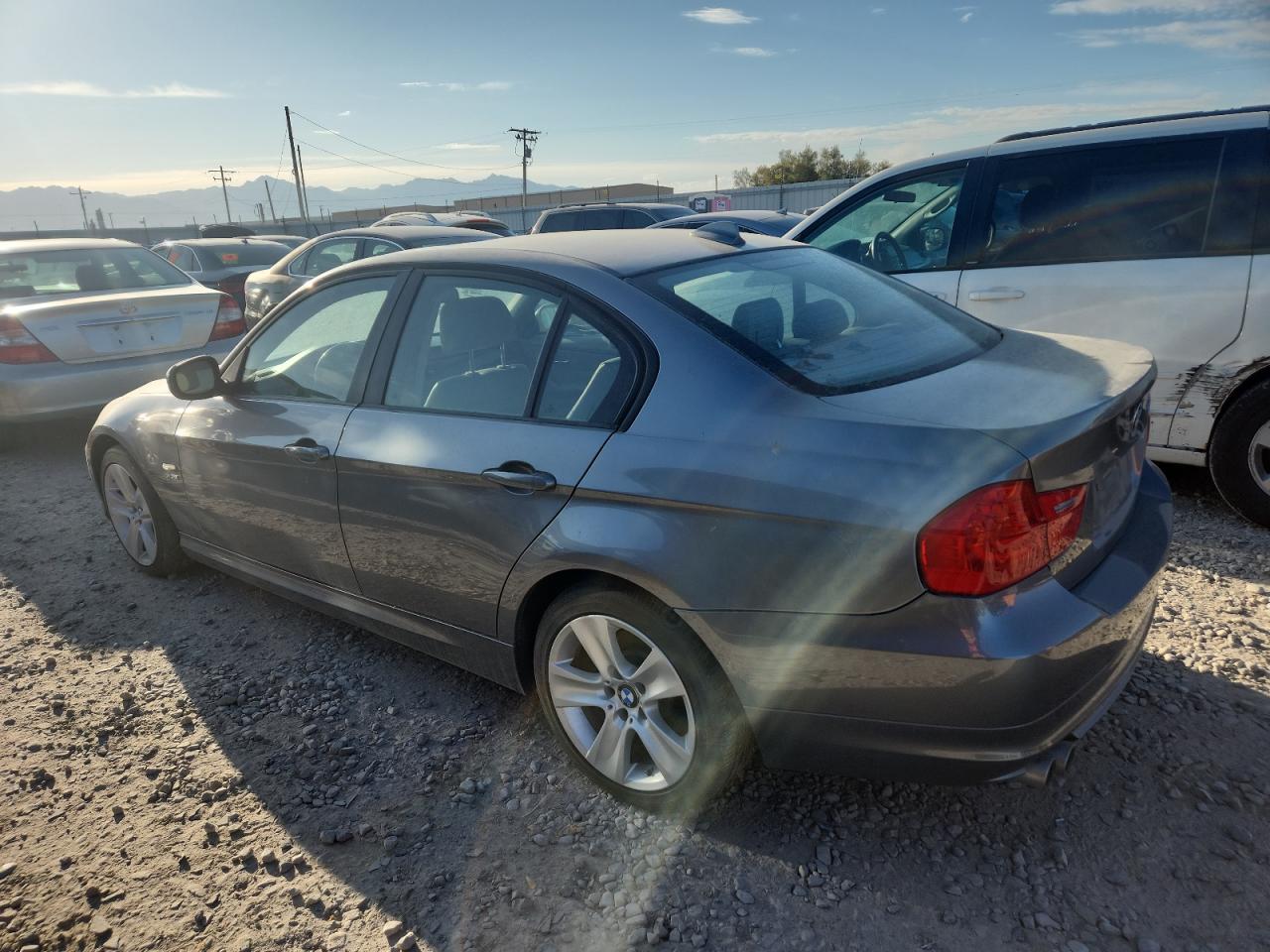 2011 BMW 3 series VIN WBAPK5G50BNN26381 photo 2