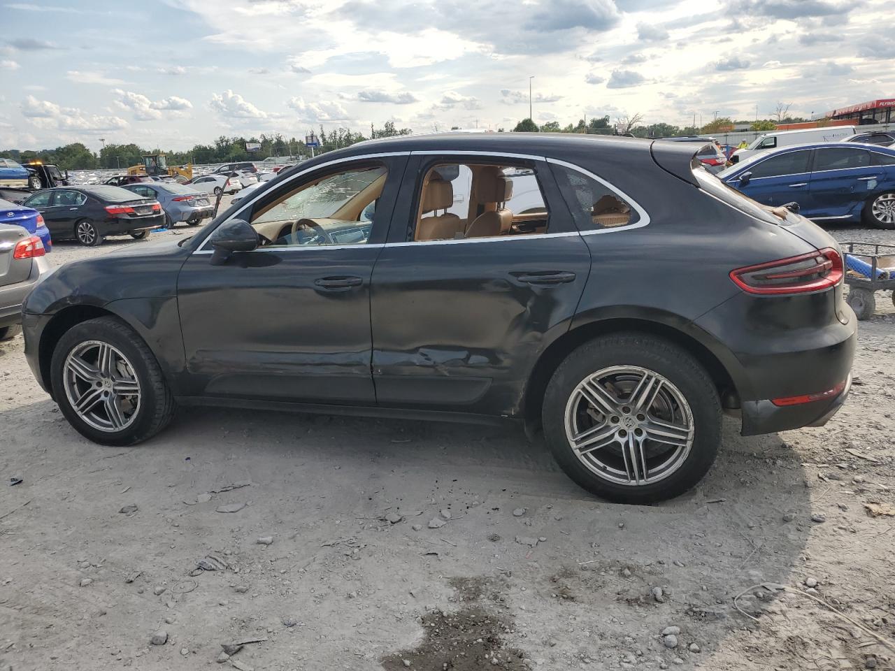 2016 Porsche Macan VIN WP1AB2A52GLB50168 photo 2