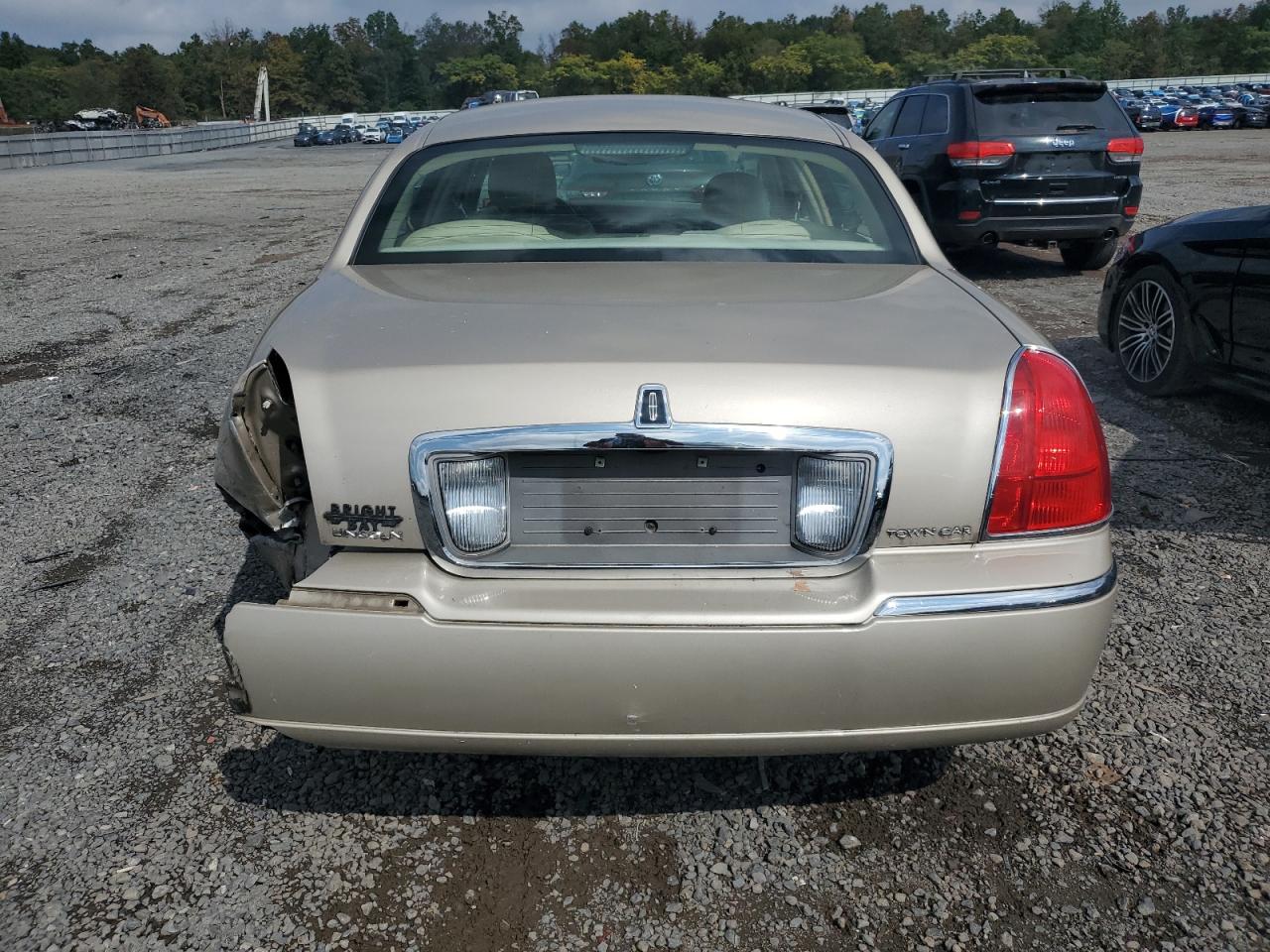 2008 Lincoln Towncar VIN 2LNHM82V38X648732 photo 6