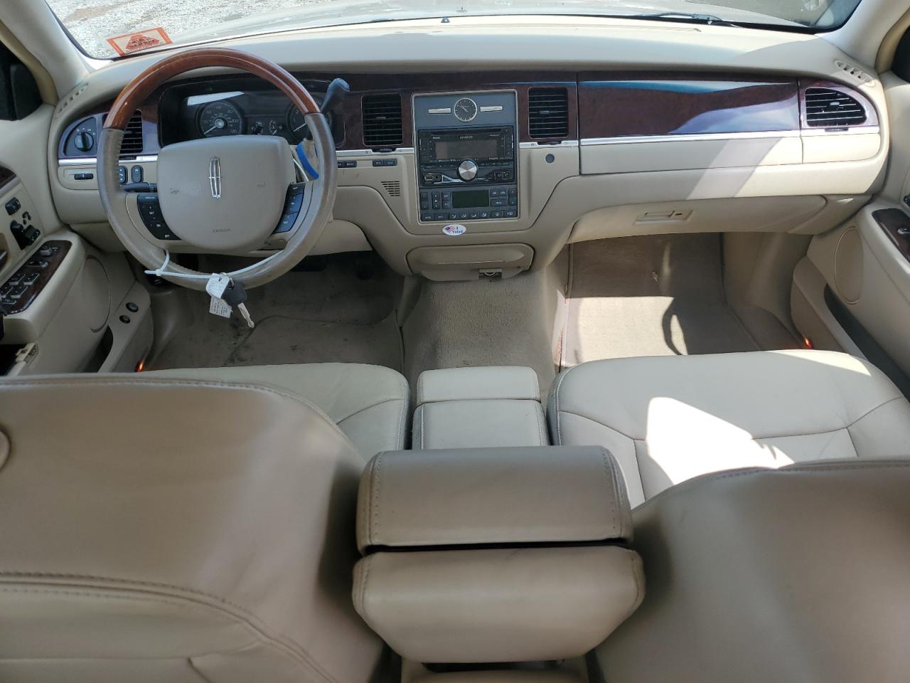 2008 Lincoln Towncar VIN 2LNHM82V38X648732 photo 8
