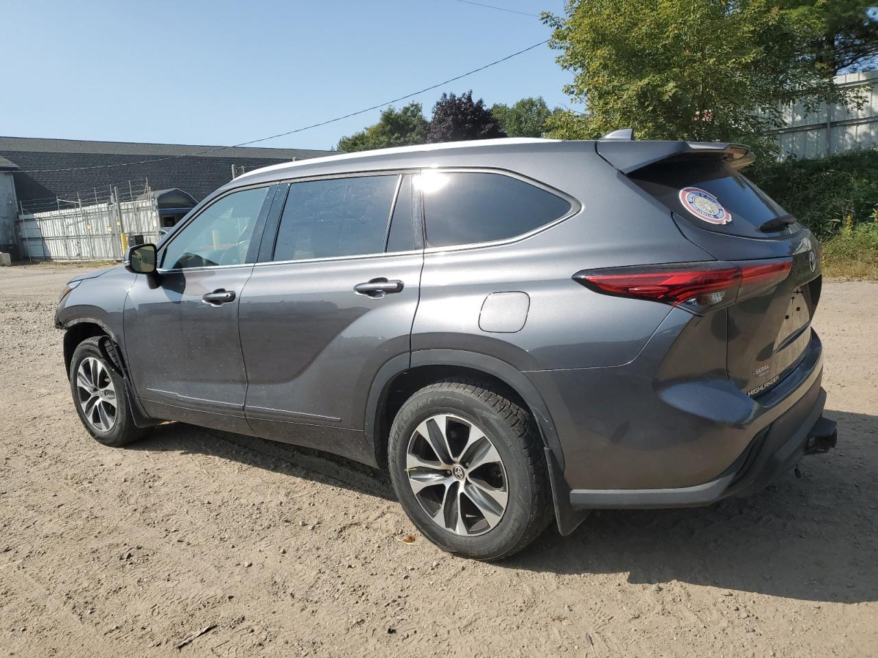 2022 Toyota Highlander VIN 5TDHZRBH0NS227886 photo 2