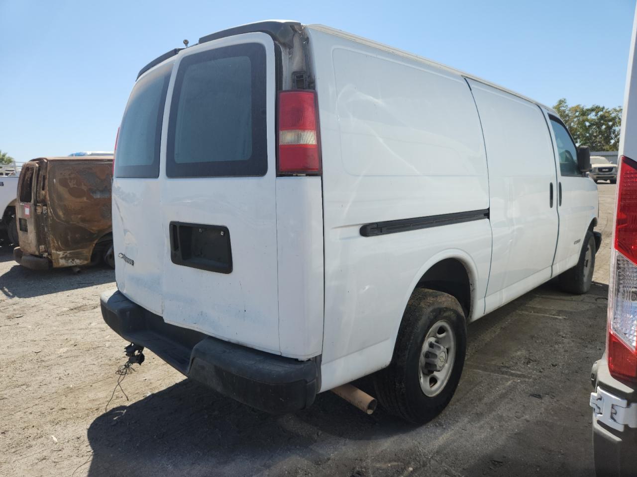 2006 CHEV Express VIN 1GCHG35U361166253 photo 3