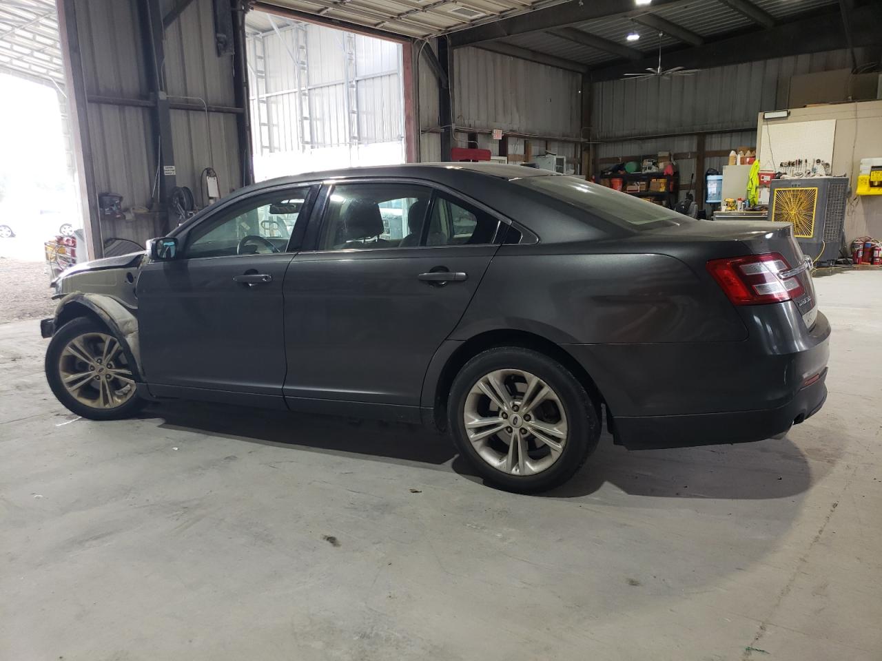 2017 Ford Taurus VIN 1FAHP2E89HG132210 photo 2